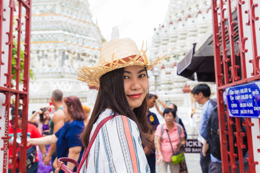 Obraz premium Beautiful tourist asian women travel in Wat arun buddha attractive temple white pagoda sightseeeing