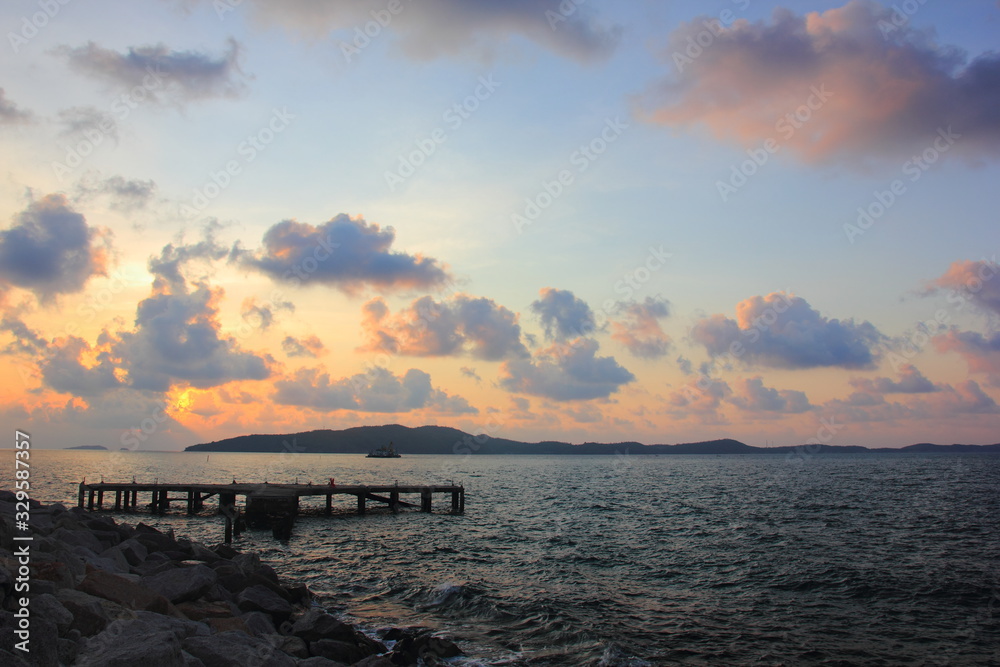 Obraz premium Clouds and morning sky on the sea.white clouds over the tropical sea at sunset.