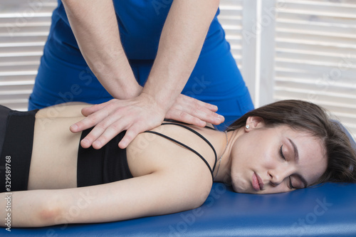The chiropractor diagnoses the patient. The doctor makes the diagnosis of the woman tone of spinal muscles