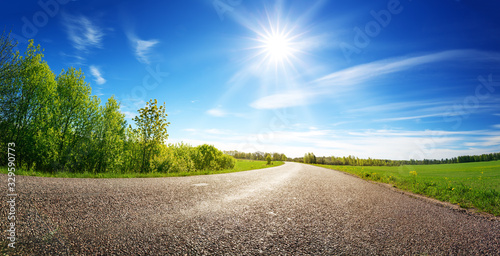 Foto asphalt road panorama in countryside on sunny spring day