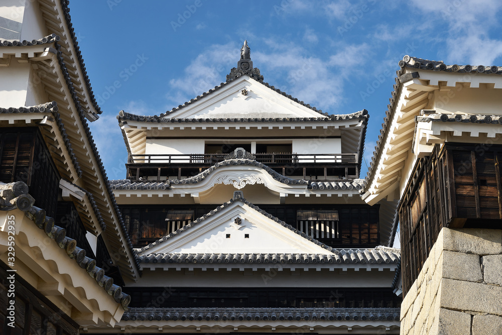 松山城の天守閣。 青い空と白い雲。 この城は現存天守閣１２城のうちの1つです。 愛媛県松山市で撮影。