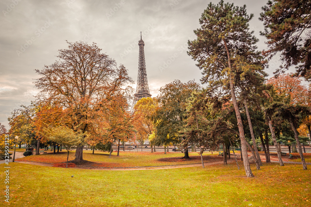 Fototapeta premium Autumn in Paris with the Eiffel Tower in the background