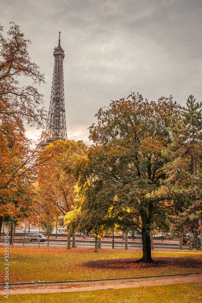 Obraz premium The Jardins du trocadero in Autumn, Paris in the Fall