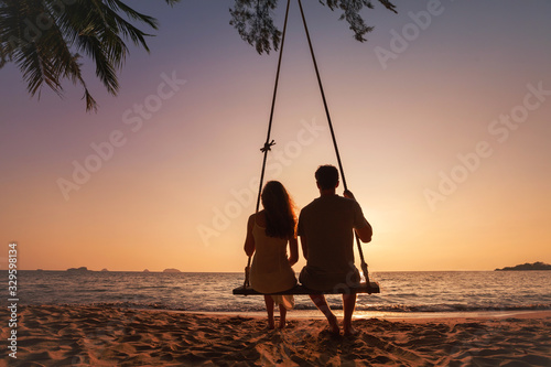Fotografiet honeymoon travel, silhouette of romantic couple on sunset  beach, tropical holid