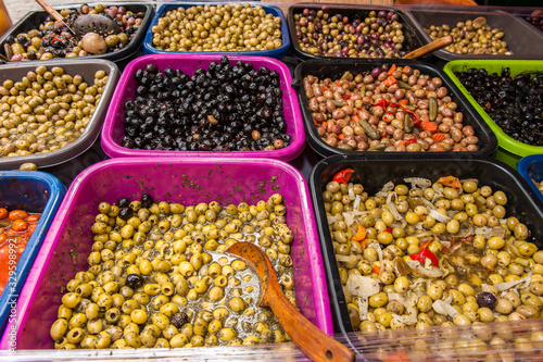 Oliven auf einem französischen Markt