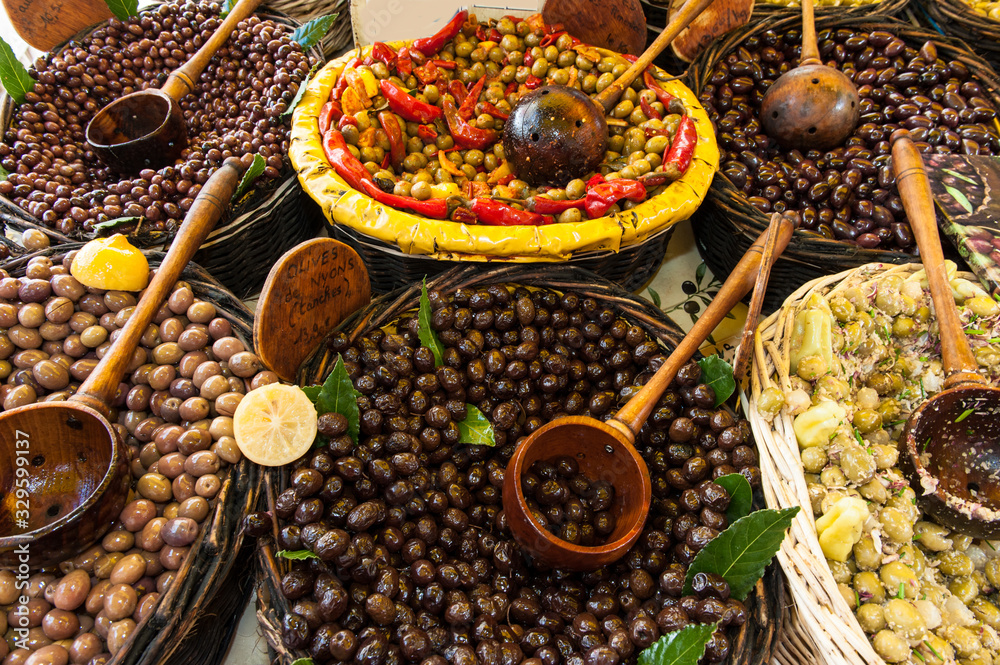 Fototapeta premium Oliven auf einem französischen Markt