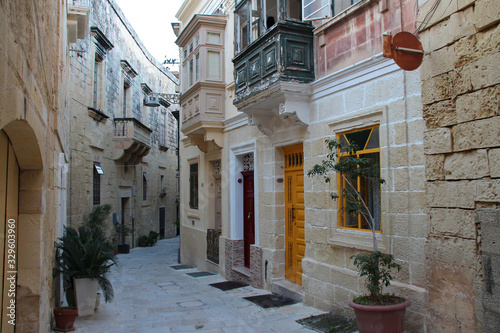 street and houses in vittoriosa (malta)