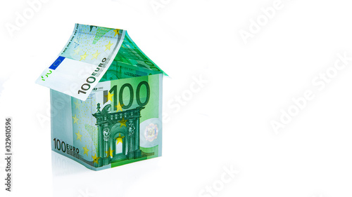 Haus aus Geldscheinen isoliert