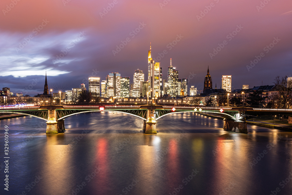 Frankfurt Skyline Spiegelung bei Sonnenuntergang 