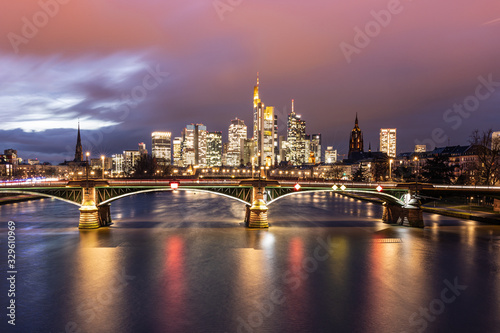 Frankfurt Skyline Spiegelung bei Sonnenuntergang 