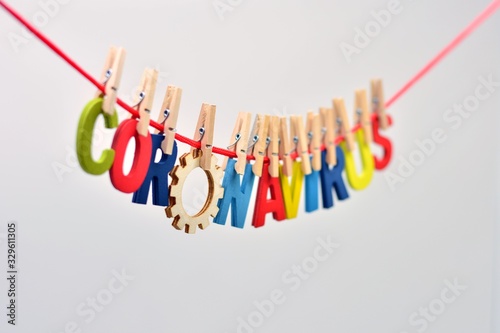 Slika na platnu La palabra coronavirus hecha con letras de colores,desenfocada, en un tendedero