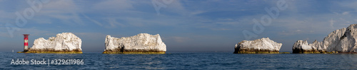 Foto The Needles with the lighthouse on the Isle of Wight white cliffs on blue sea an
