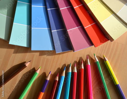 Crayons de couleurs et nuancier photo