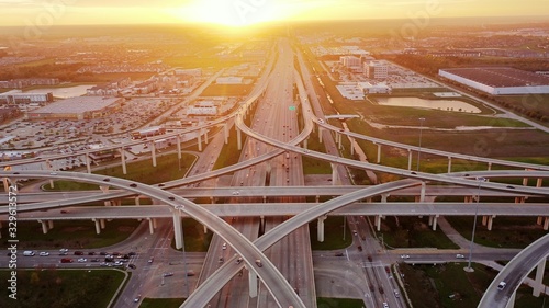 Fotografía Witness the mesmerizing beauty of a stunning sunset at the intersection of Katy, Texas and the Houston 99 Toll Road Freeway