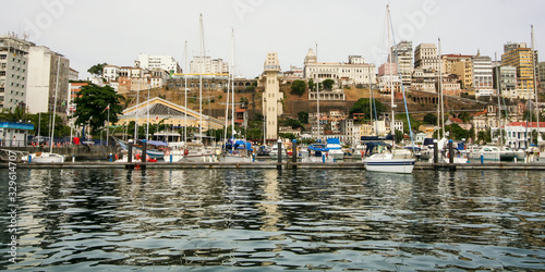 Barcos, veleiros, mar e Elevador Lacerda em orla de Salvador, Bahia