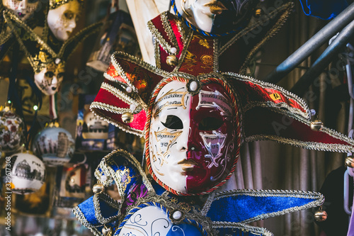 Masques de carnaval colorés, Italie