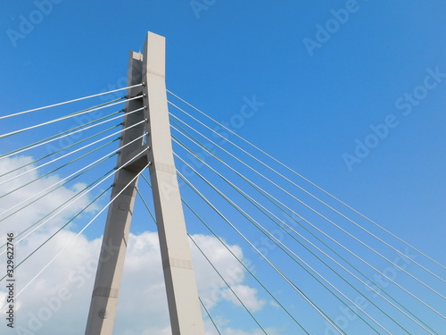 Fototapeta Naklejka Na Ścianę i Meble -  斜張橋(吊り橋)の主塔と青空