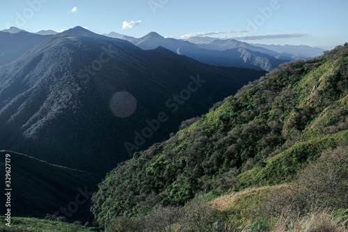 Cerro la cruz san lorenzo salta argentina. vista de valle con cerros verdes