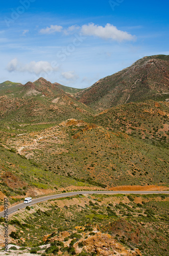Foto motorhome travels along long road on slope through a lonely mountainous landscap