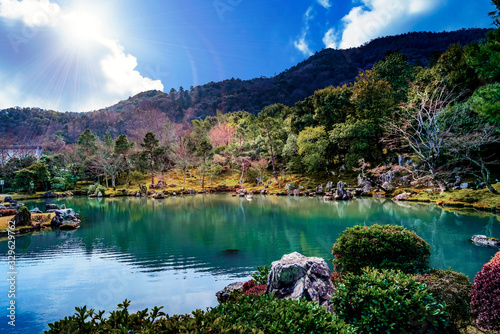 Canvas Print A peaceful Japanese garden at a temple in Arashiyama in Kyoto on a sunny day