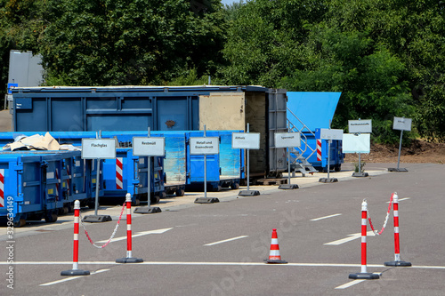 Blaue Müllcontainer auf der Abfallanlage