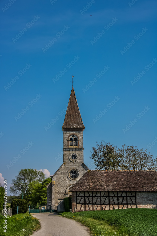 église d'un village français typique