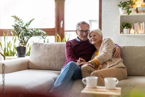 Foto Portrait of a happy senior couple relaxing together at home