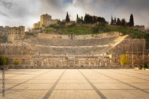 Fotografía Front view on the ruins of the historical Roman Theatre in Amman, Jordan, with no people in front of it on the square located on Al Hashemi street