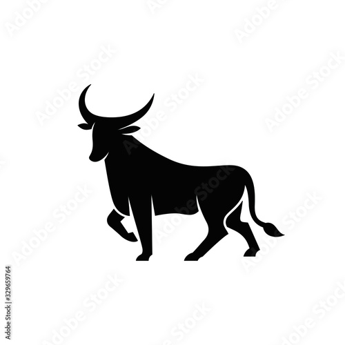 Strong bull design template logo vector © Binpodo