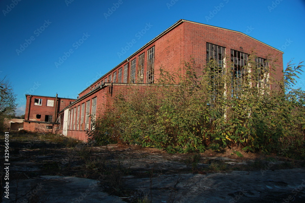 Budynek, czerwona cegła, niebo, szkło, popękane szyby,  ruiny, stara fabryka