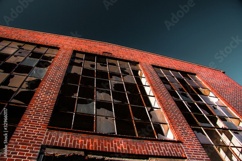 Budynek, czerwona cegła, niebo, szkło, popękane szyby, ruiny, stara fabryka