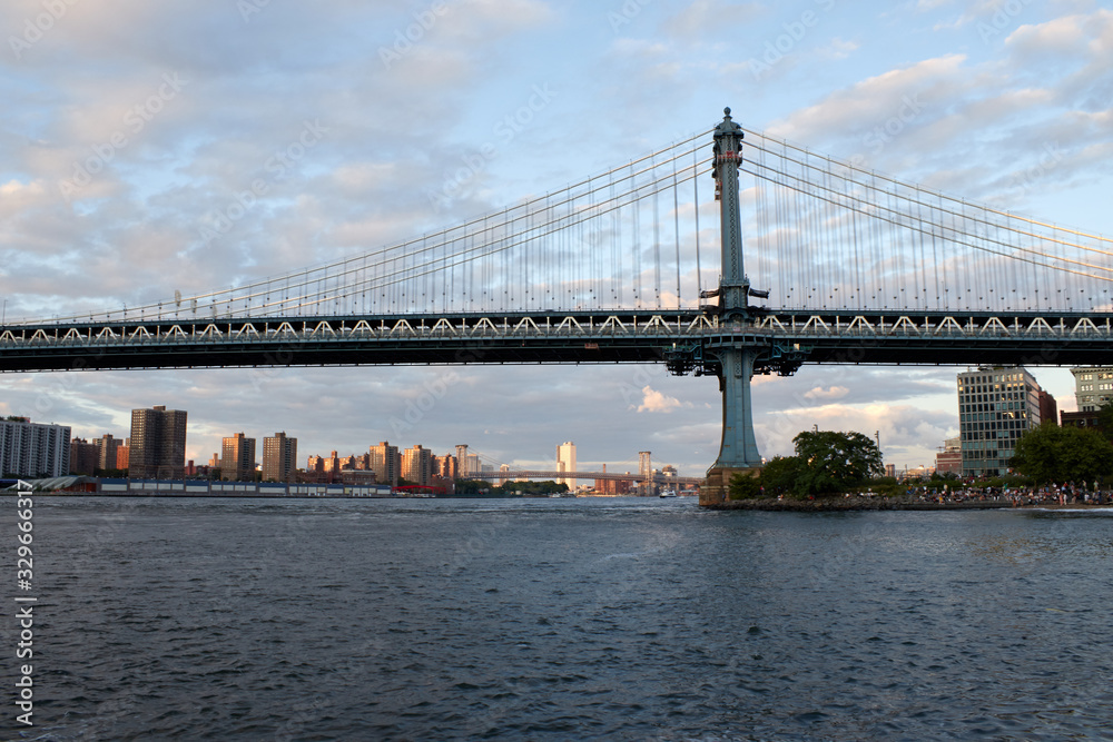 Naklejka premium Most na Manhattanie od strony rzeki