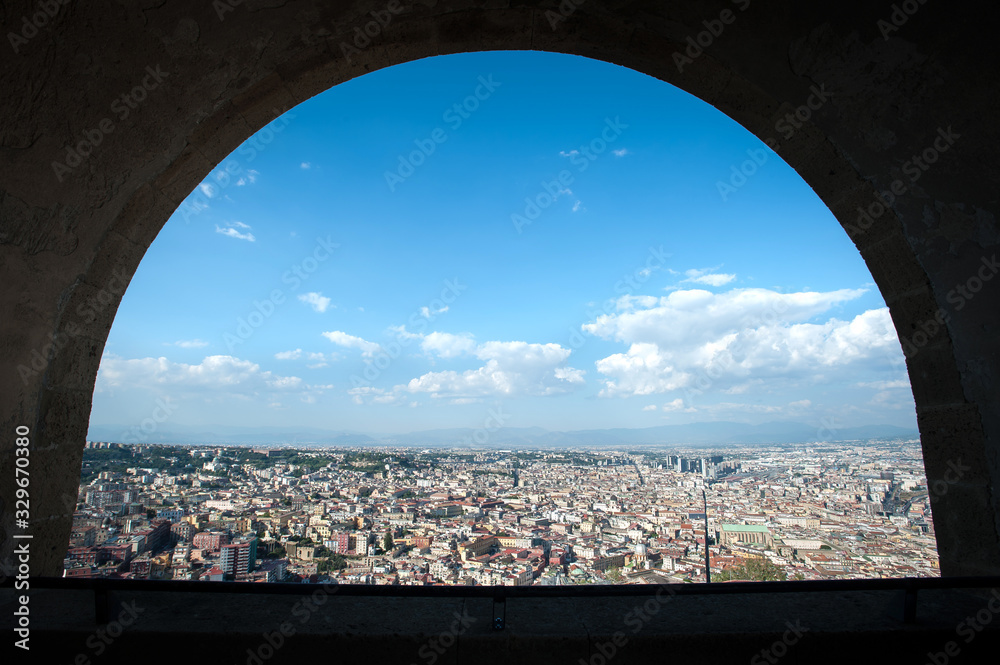 Φωτογραφία View of the Naples cityscape through an arch of Castel Sant'Elmo, Italy
