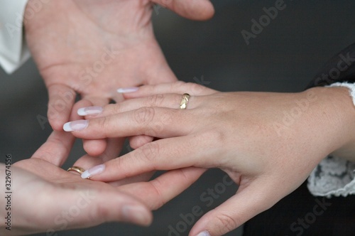 Dłonie z obrączkami, ślub © arteffect.pl
