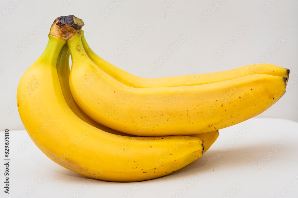 5 bananas amarillas con fondo blanco