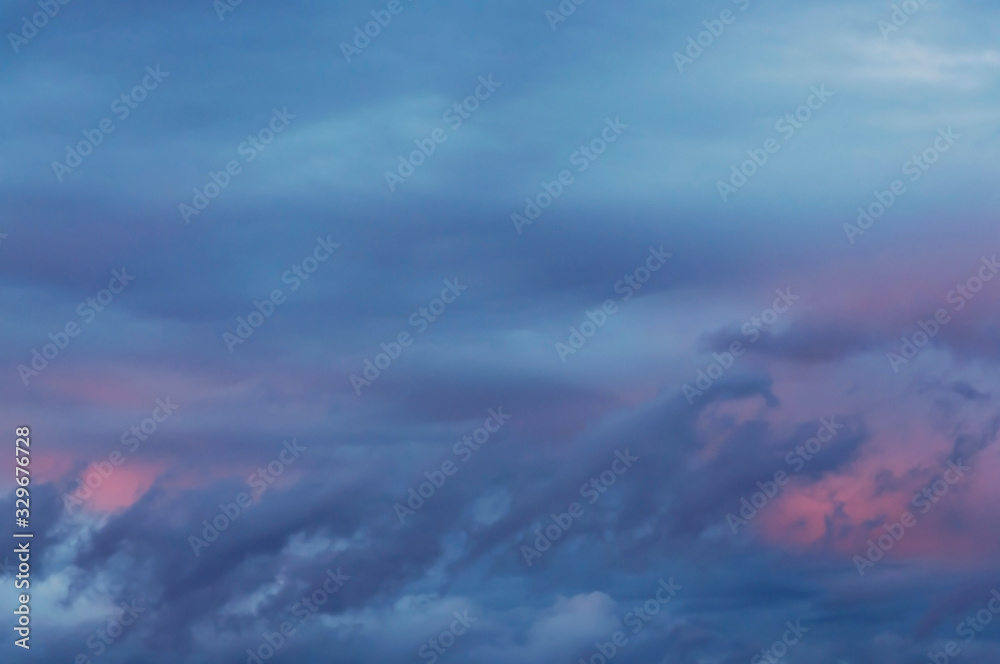 Obraz premium thunderous blue clouds in pink sunset