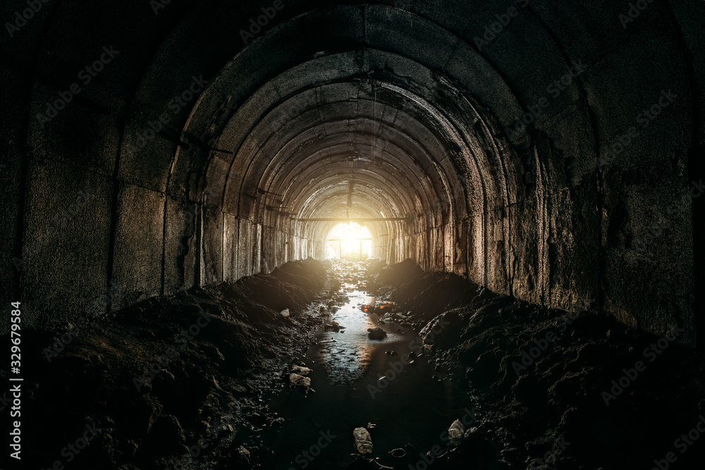 Obraz premium Light at the end of dirty sewer tunnel