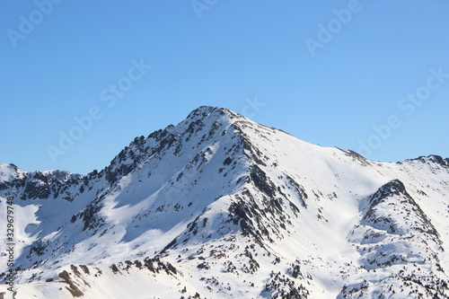 Montaña cubierta de nieve