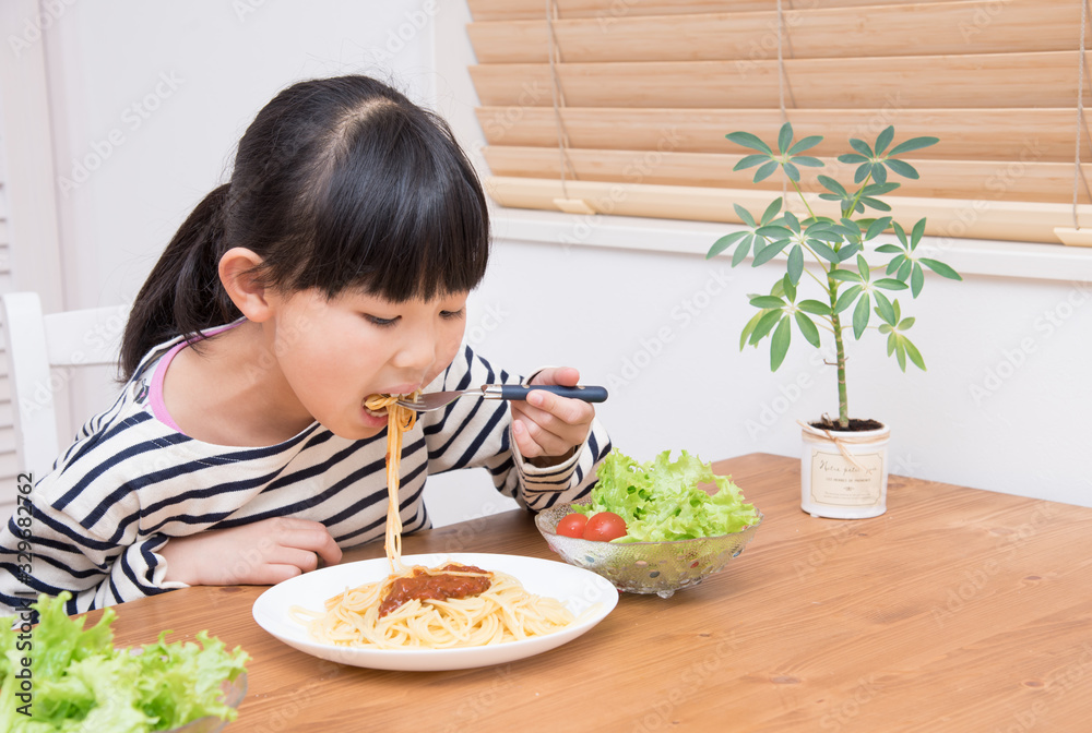 パスタを食べる小学生の女の子