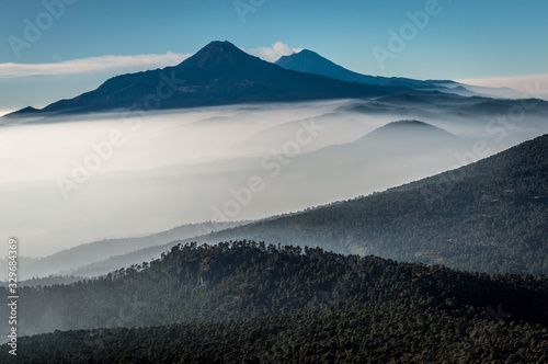 paisaje de volcanes entre las nuebes, montañas entre las nubes