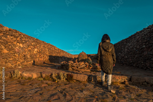 Zona arqueológica en la cima de la montaña, mientras el atardecer nos iluminaba con unos colores naranjas intensos. 