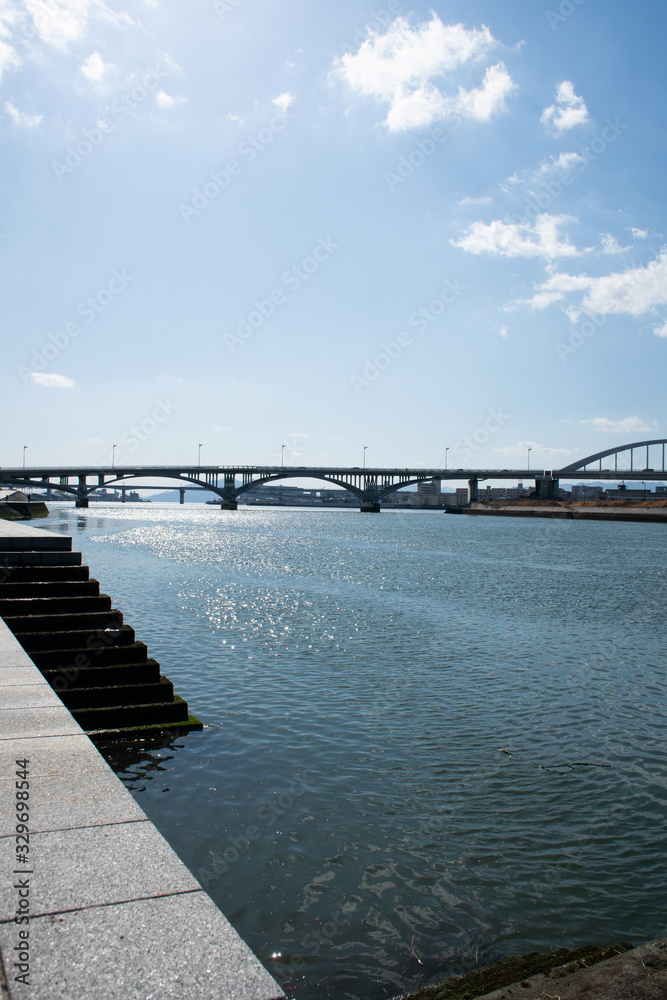 広島県の川沿いの風景