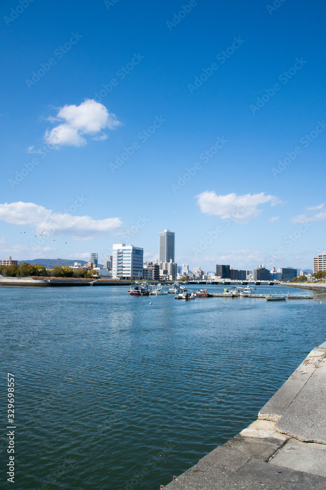 広島県の川沿いの風景