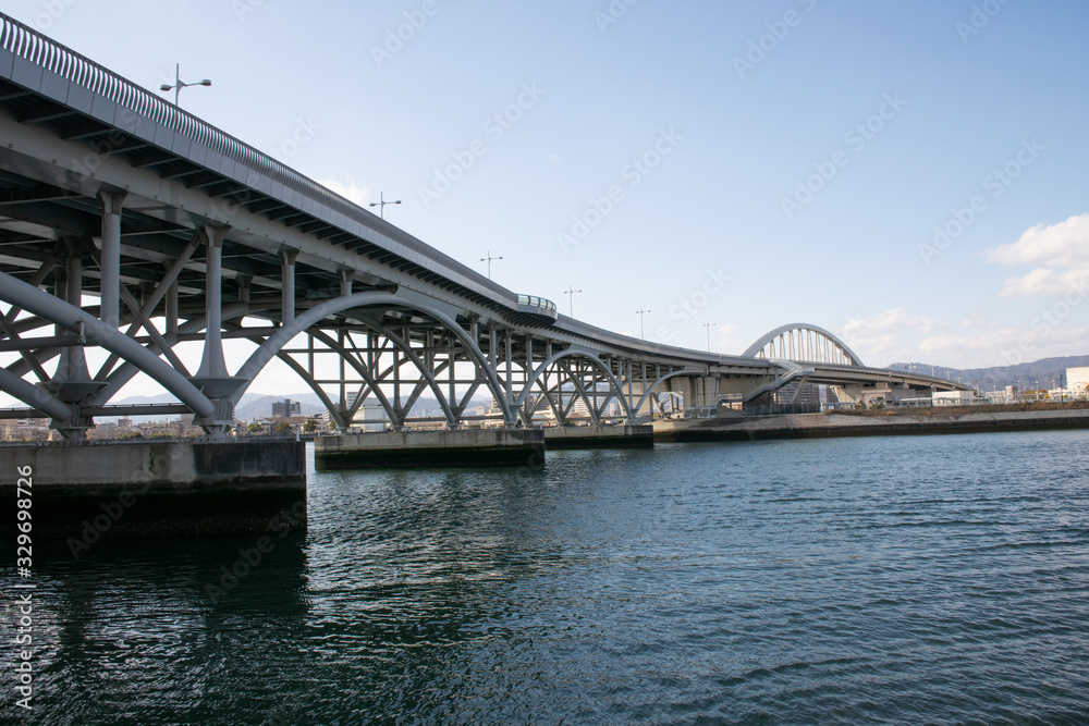 広島県の川沿いの風景 橋の下