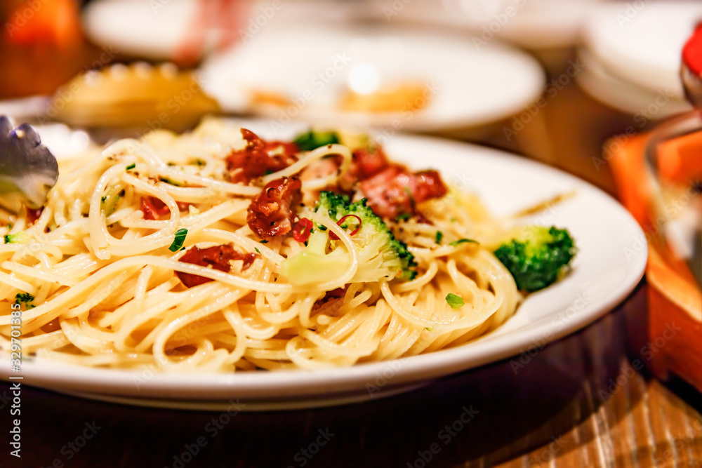 鶏肉とブロッコリーの入った美味しそうなパスタ 鶏肉とブロッコリーの入った美味しそうなパスタ