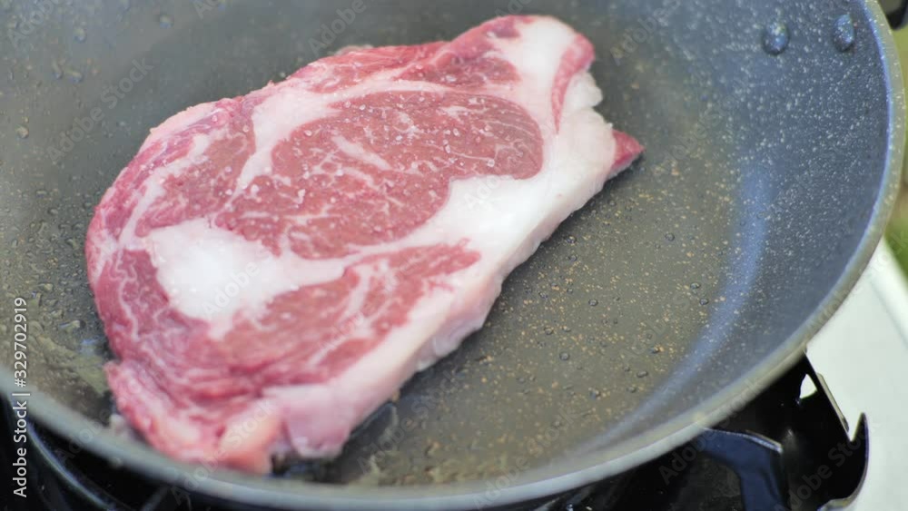 フライパンで焼くビーフステーキ フライパンで焼くビーフステーキ