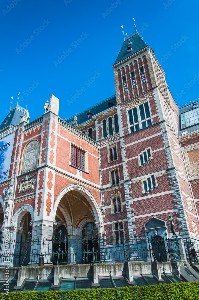 Obraz premium The Rijkmuseum and its gardens and its surroundings in Amsterdam