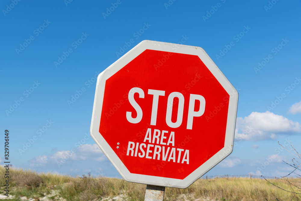 Ein Stop Schild warnt vor Sperrgebiet in Italien Ein Stop Schild warnt vor Sperrgebiet in Italien