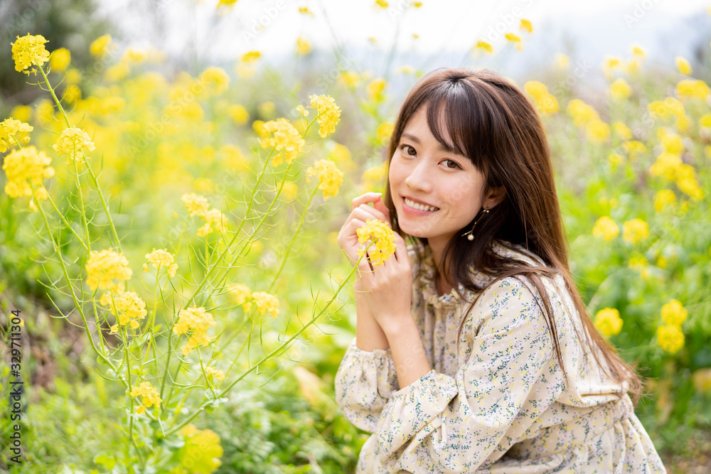 菜の花と女性 菜の花と女性