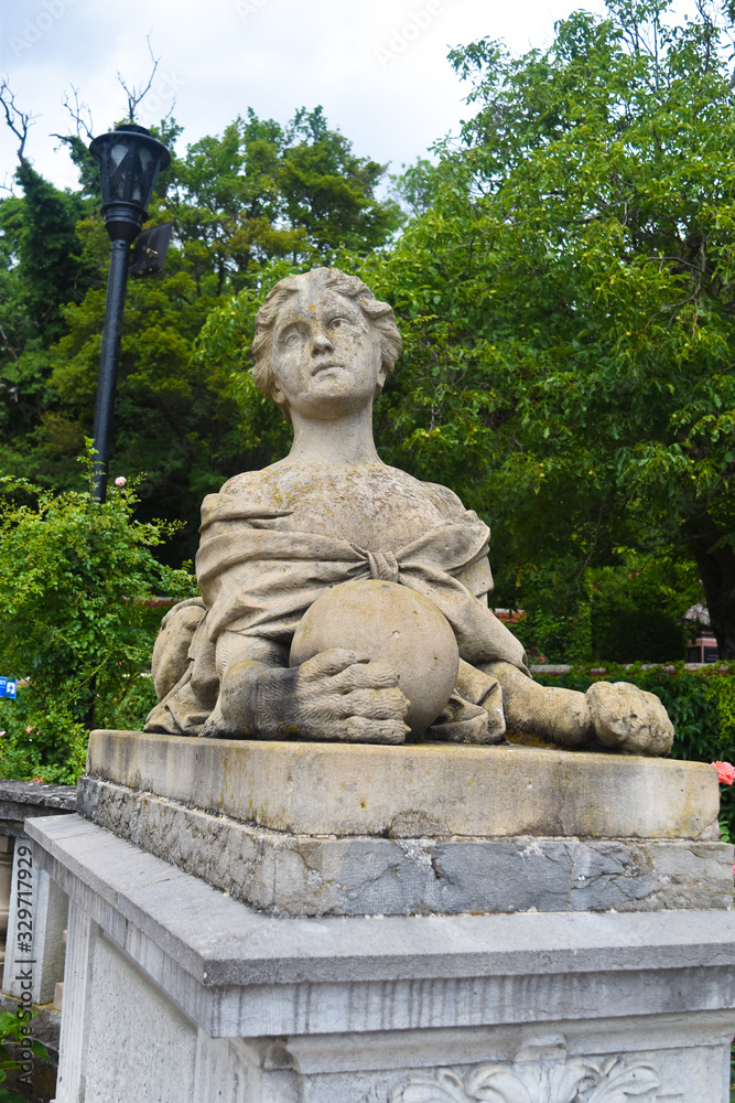  statue in park